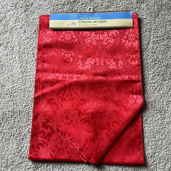 Home Collection Damask Table Runner! - Picture 1 of 6